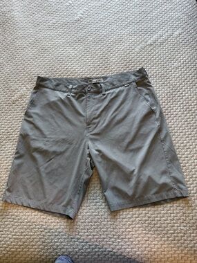 Like New Mens Gray Travis Mathew Shorts Size 40
